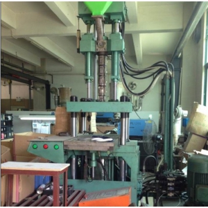 塑膠注塑  Vertical plastic overmold machine