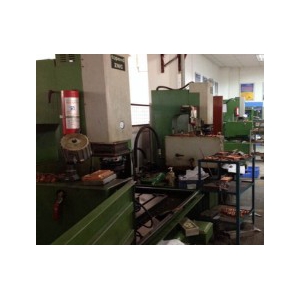 鉆床 EDM and milling machines